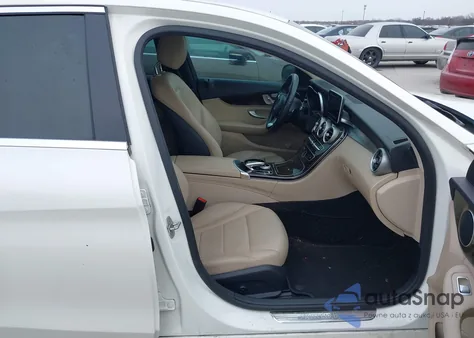 2016 Mercedes-Benz C 300 z USA, uszkodzony, nr VIN 55SWF4JB1GU113983